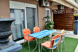 Stanovanje v pritličju s teraso in parkirnim mestom v garaži